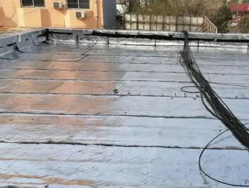 土默特卫生间漏水维修公司分享下土默特屋面楼顶防水刚性防水层施工要点。